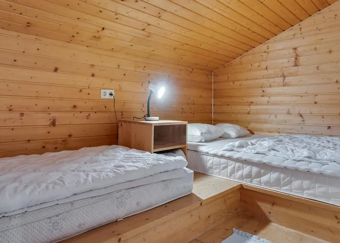 木屋 In Near Slopes *